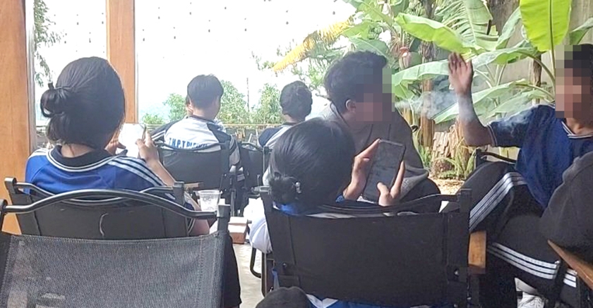 Học sinh hút thuốc lá điện tử ở một quán cà phê trên đường Bùi Đình Túy (TP. Pleiku). Ảnh: N.T ảnh 1