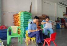 Lực lượng Quản lý thị trường đã triển khai cho 112 cơ sở kinh doanh lúa, gạo trên địa bàn tỉnh thực hiện ký cam kết. Ảnh: Cục Quản lý thị trường tỉnh. ảnh 1