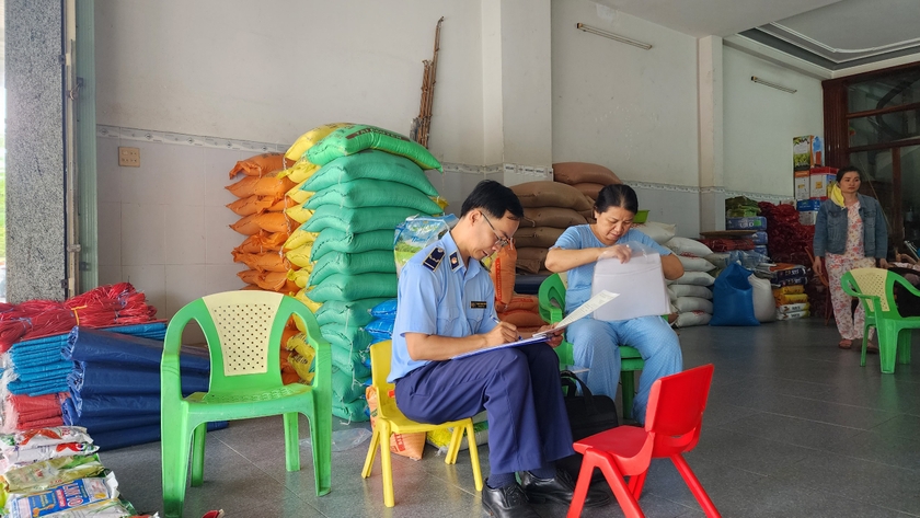 Lực lượng Quản lý thị trường đã triển khai cho 112 cơ sở kinh doanh lúa, gạo trên địa bàn tỉnh thực hiện ký cam kết. Ảnh: Cục Quản lý thị trường tỉnh. ảnh 1