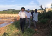Phó Chủ tịch UBND tỉnh Nguyễn Hữu Quế (đi đầu) kiểm tra tình hình thiệt hại và công tác khắc phục hậu quả sự cố công trình Thủy điện Glae 2. Ảnh: Lê Nam ảnh 1