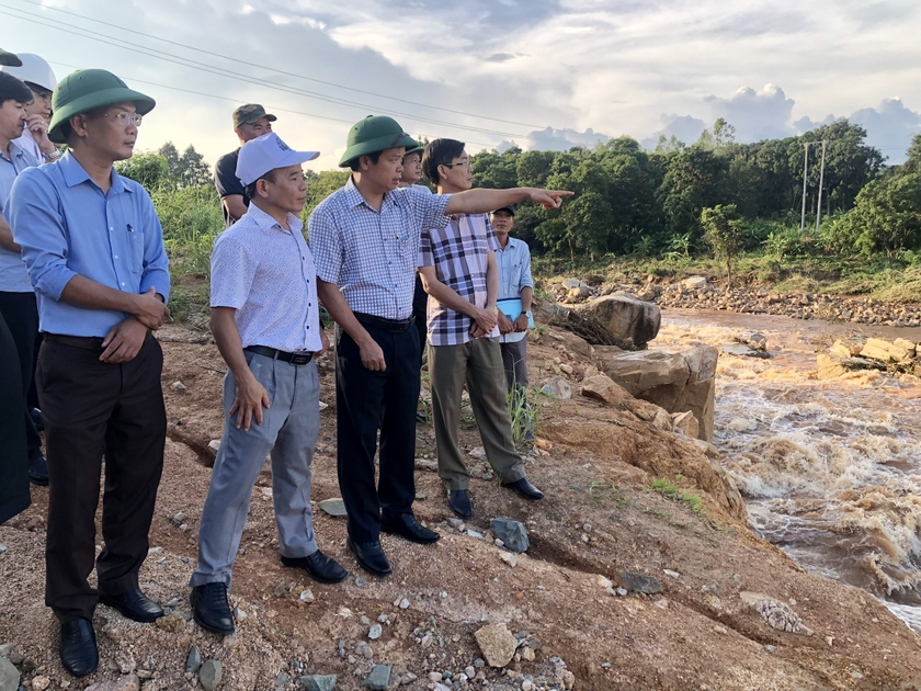 Phó Chủ tịch UBND tỉnh Nguyễn Hữu Quế (thứ 3 từ trái qua) kiểm tra sự sự cố vỡ đập Công trình Thuỷ điện Ia Glae 2. Ảnh: Lê Nam ảnh 1