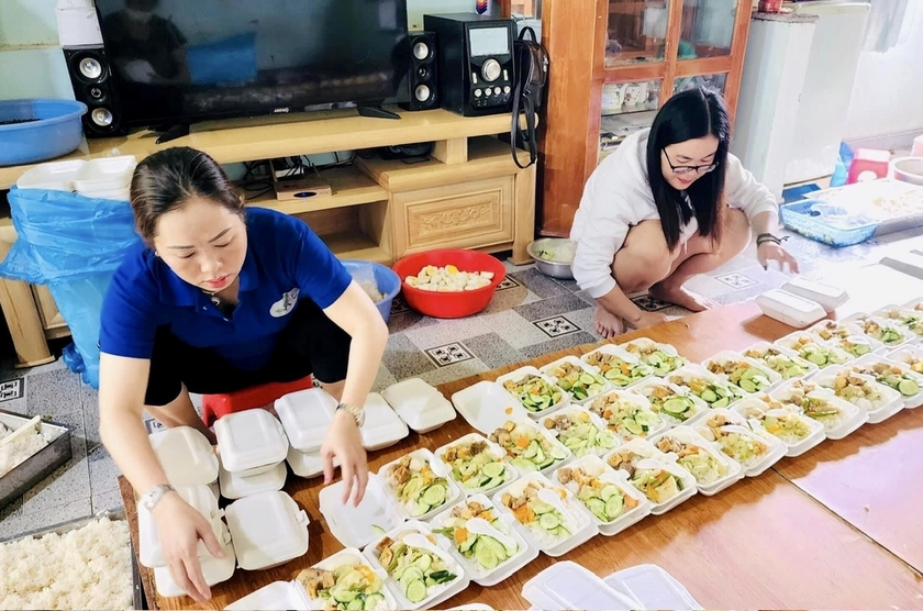 Hơn 10 năm qua, Câu lạc bộ “Cơm từ thiện Pleiku” đã mang đến hàng trăm ngàn suất ăn miễn phí cho bệnh nhân nghèo và thực hiện nhiều chương trình thiện nguyện với tổng giá trị hơn 20 tỷ đồng. ảnh 1