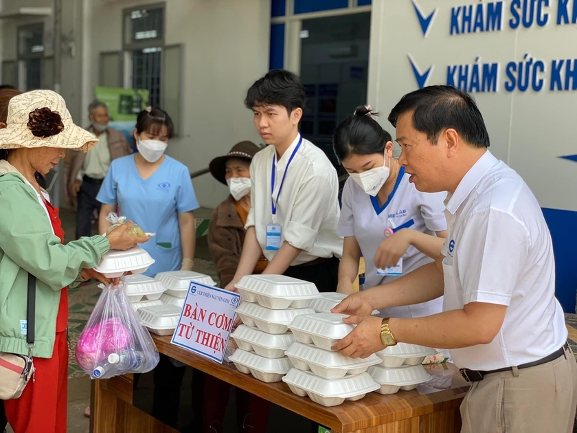 Thành lập gần 1 năm nhưng Câu lạc bộ thiện nguyện GEM luôn có các hoạt động thiết thực hướng đến bệnh nhân nghèo và người dân trong tỉnh. Câu lạc bộ phát cơm miễn phí cho bệnh nhân nghèo và bố trí tủ bánh mì không đồng giúp người dân khó khăn khi cần. ảnh 4