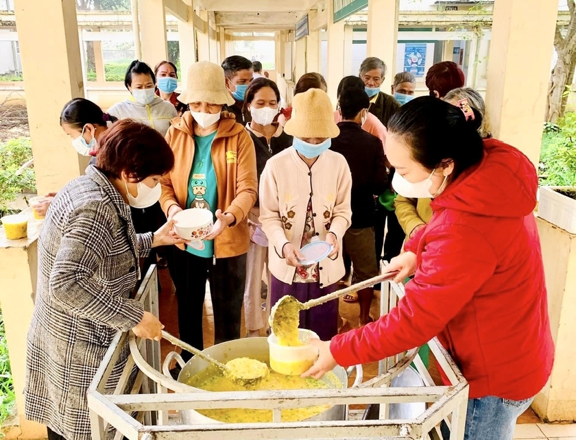 Các thành viên câu lạc bộ “Cơm từ thiện Pleiku” phát cháo cho bệnh nhân nghèo, khó khăn tại các bệnh viện trên địa bàn TP. Pleiku. ảnh 3