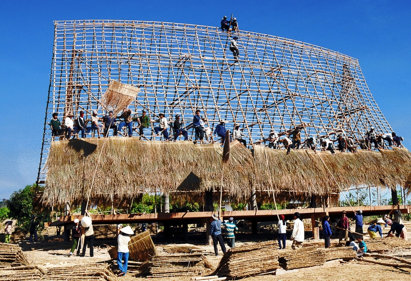 Người dân tham gia làm nhà rông ở xã Hà Tây, huyện Chư Păh. Ảnh: Trần Phong ảnh 1