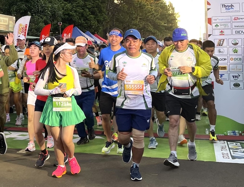 Bí thư Tỉnh ủy Hồ Văn Niên (thứ 2 từ phải qua) tham gia chạy ở cự ly 10 km. Ảnh: Ngọc Sang