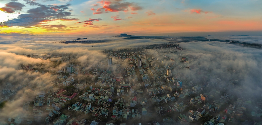 Pleiku trong sương mù.