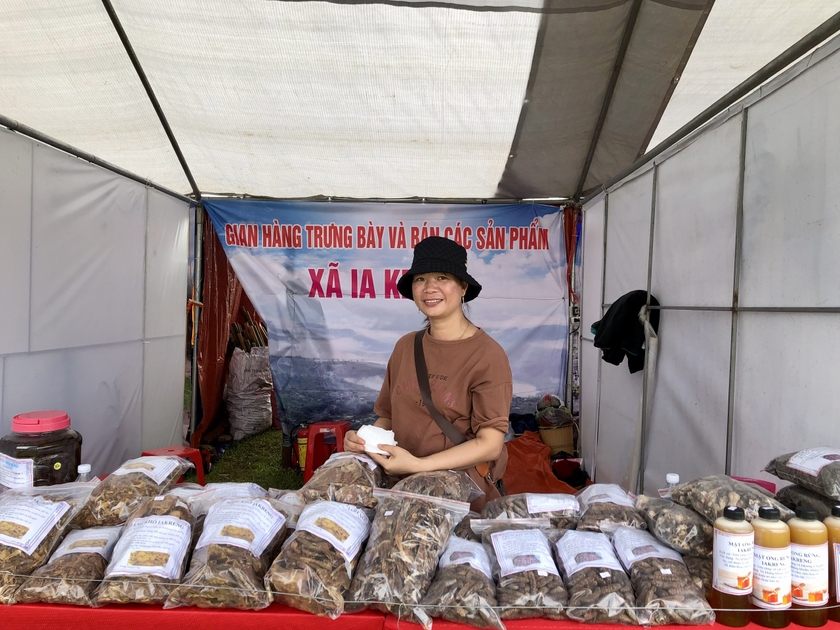 Chị Lương Thị Dân (làng Dip, xã Ia Kreng) bày bán các sản phẩm măng le khô, chuối hột, mật ong rừng tại gian hàng xã Ia Kreng. Ảnh: Lê Nam