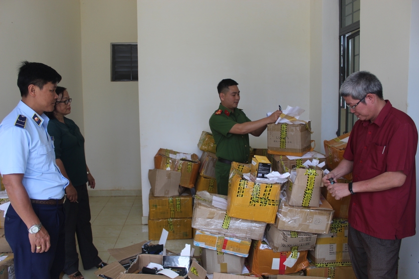 Đoàn tiêu hủy kiểm tra niêm phong và tang vật trước khi tiêu hủy. Ảnh: Lê Văn Châu