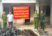 Hội đồng tiêu hủy vũ khí, vật liệu nổ, công cụ hỗ trợ huyện Kông Chro thông qua quyết định tiêu hủy. Ảnh: Thành Thế