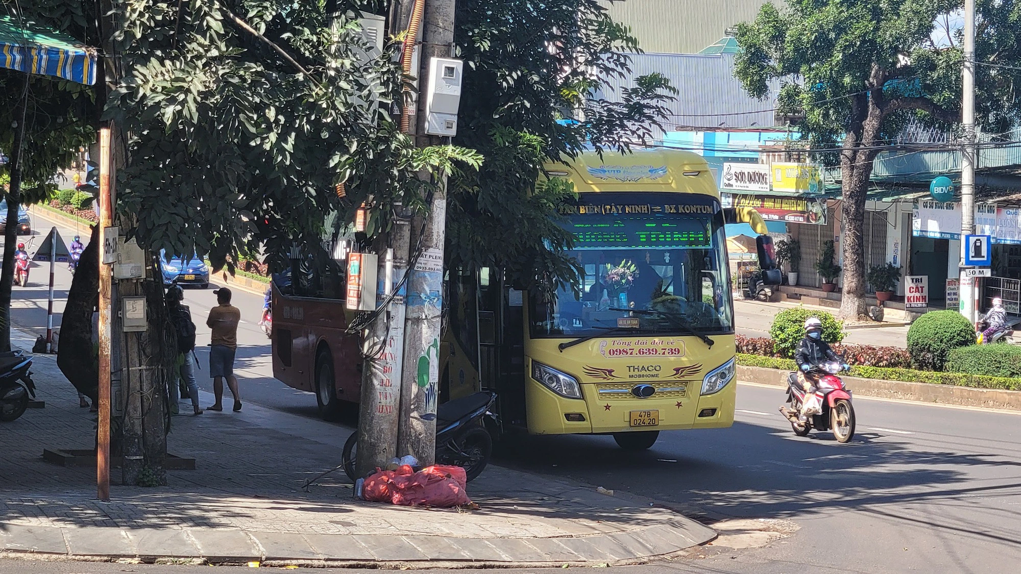 Gia Lai: Dẹp nạn xe đón khách trái phép tại trung tâm đô thị Pleiku - Ảnh 1.