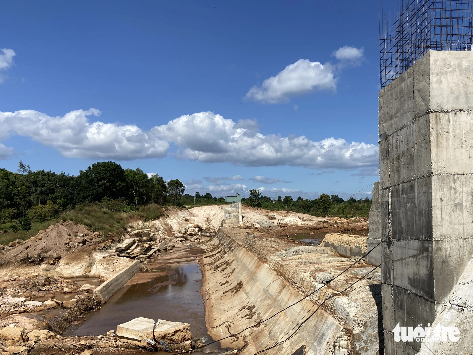 Hiện trường vụ vỡ tường thượng lưu thủy điện Ia Glae 2 (huyện Chư Prông, tỉnh Gia Lai) xảy ra vào rạng sáng 9-10 - Ảnh: ĐÌNH CƯƠNG 1