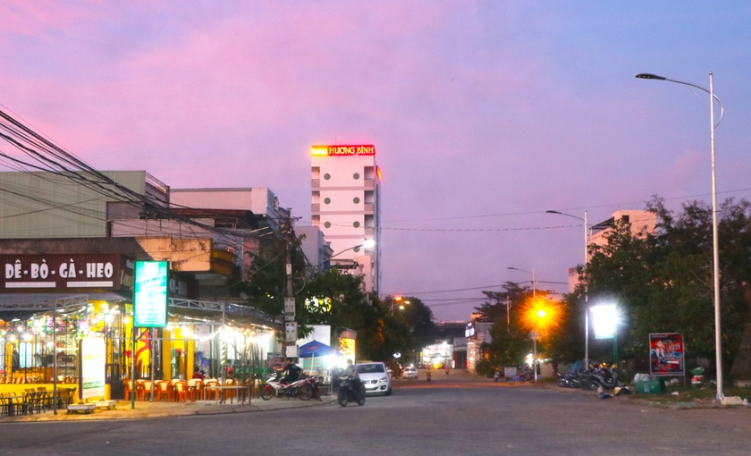 Đường Nguyễn Công Trứ (tổ 3, phường Tây Sơn) dài gần 300 m với nhiều hàng quán, khách sạn tọa lạc có tiềm năng xây dựng tuyến phố đêm. Ảnh: N.M