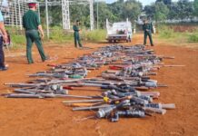 Các loại súng tự chế, vũ khí thô sơ và công cụ hỗ trợ được huyện Chư Prông tiêu hủy. Ảnh: Khánh Linh