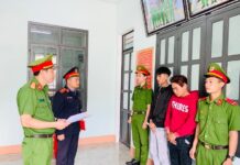 Lực lượng chức năng thi hành lệnh bắt các bị can. Ảnh: Nguyễn Hiền