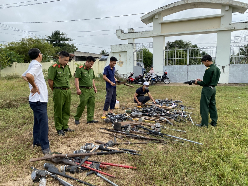 Hội đồng tiêu hủy vũ khí, vật liệu nổ, công cụ hỗ trợ huyện Krông Pa đã tổ chức tiêu hủy toàn bộ số vũ khí, vật liệu nổ, công cụ hỗ trợ. Ảnh: Quang Ngọc