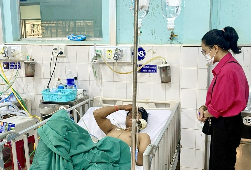 Anh Rơ Châm Sơng hiện đang được điều trị tại Bệnh viện Đa khoa tỉnh. Ảnh: Như Nguyện