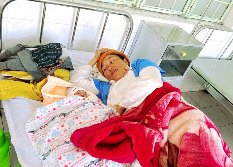Chị Ksor H’Nhuân và con gái đang được chăm sóc tại Trung tâm Y tế thị xã Ayun Pa. Ảnh: CH. 2
