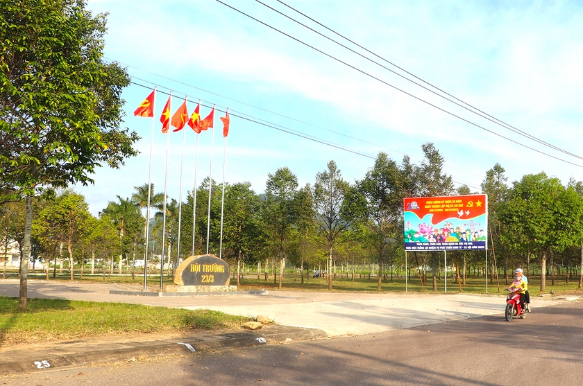 Ban Quản lý dịch vụ đô thị thị xã An Khê đã phân lô tại đường Chu Văn An, khu vực Hội trường 23-3 để tổ chức hội hoa xuân Giáp Thìn 2024. Ảnh: An Phát