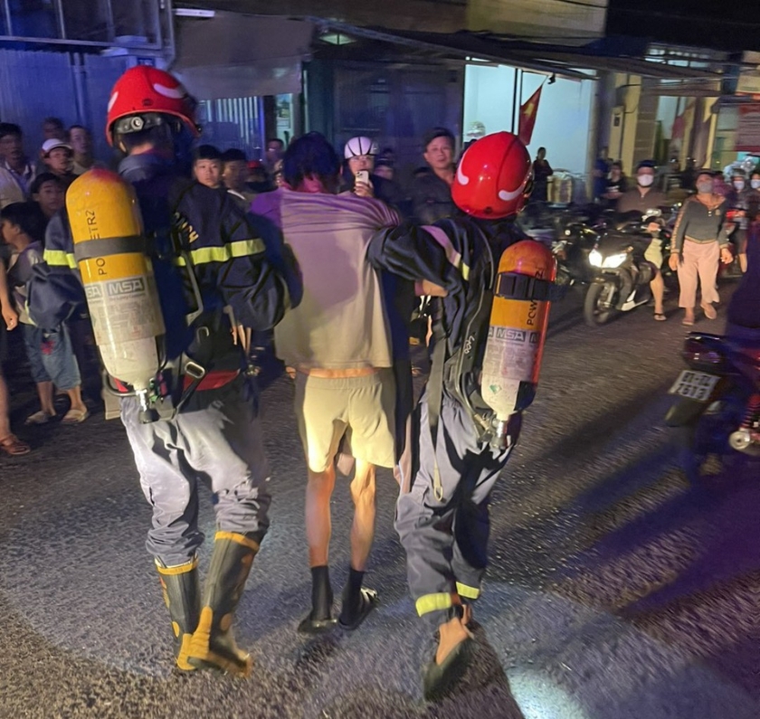 Lực lượng chức năng giải cứu thành công người dân ra khỏi đám cháy an toàn.Ảnh: Phòng Cảnh sát PCCC và CNCH