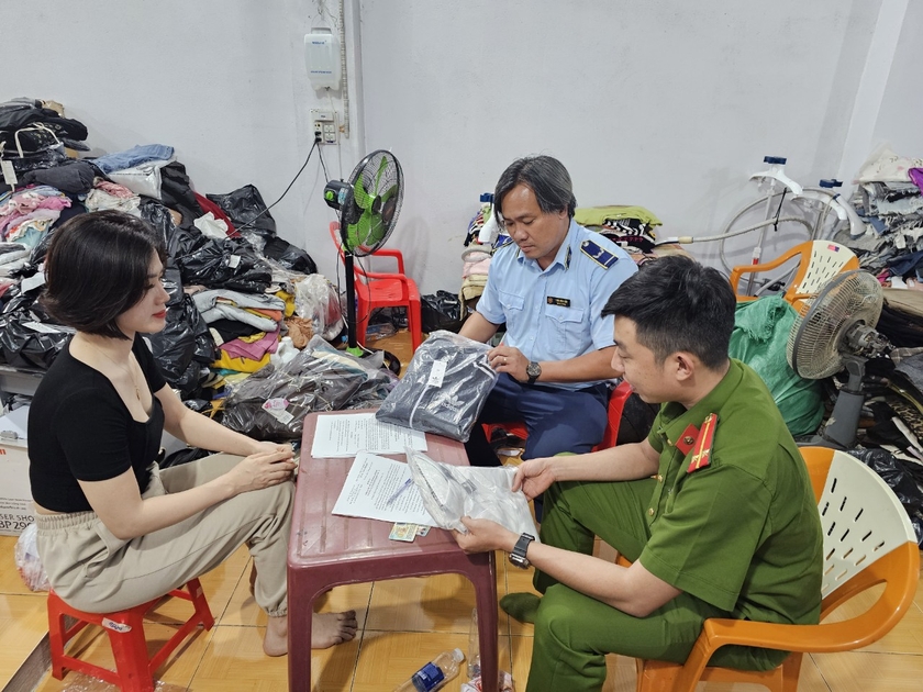 Đoàn kiểm tra lập biên bản vi phạm đối với hộ kinh doanh M.T Store, tại xã Ia Hrú, huyện Chư Pưh. Ảnh: Ngành chức năng cung cấp