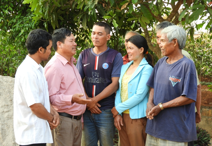 Cán bộ xã Hà Bầu trao đổi với người dân về xây dựng nông thôn mới trong vùng đồng bào dân tộc thiểu số. Ảnh: T.N