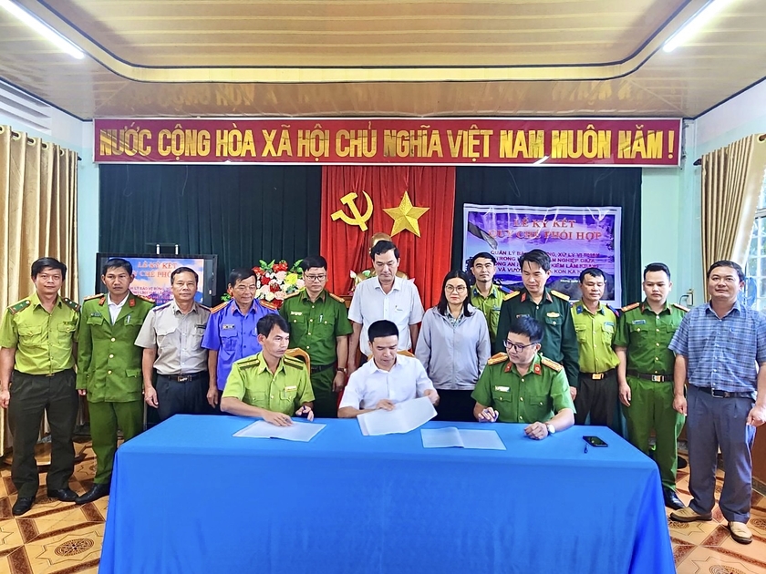 Vườn quốc gia Kon Ka Kinh, Hạt Kiểm lâm và Công an huyện Kbang tổ chức ký kết quy chế phối hợp trong công tác quản lý, bảo vệ rừng. Ảnh: Minh Phương