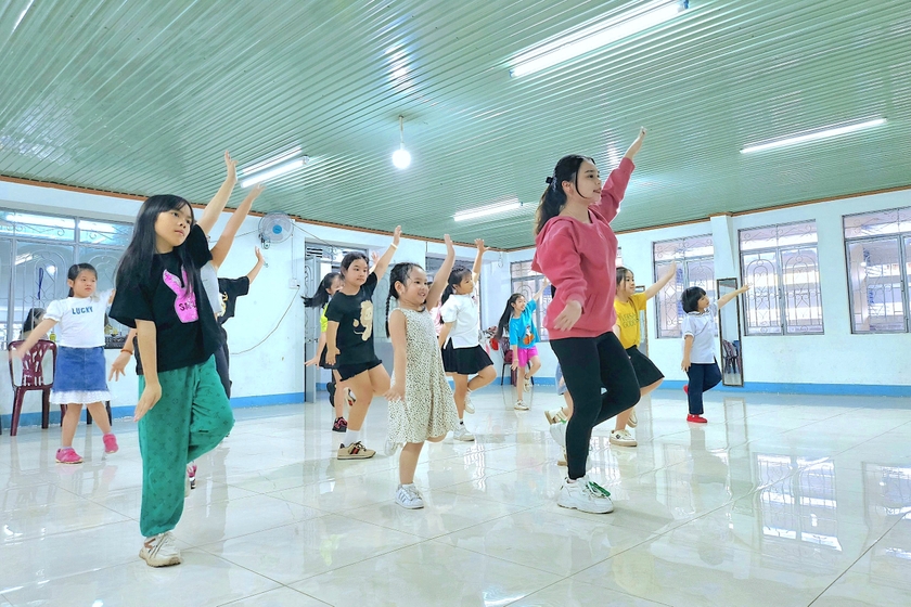 Một buổi tập luyện của chị Trần Đặng Phương Thùy và các học viên tại Nhà Thiếu nhi TP. Pleiku. Ảnh: Mộc Trà