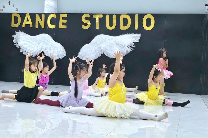 Chị Huỳnh Mai Linh (tổ 5, phường Ia Kring) luôn cho con gái Nguyễn Huỳnh Bảo Anh (váy tím, quần đỏ) tham gia tập luyện để biểu diễn trong chương trình văn nghệ mừng xuân do CLB Từ Oanh Dance Studio tổ chức. Ảnh: Mộc Trà