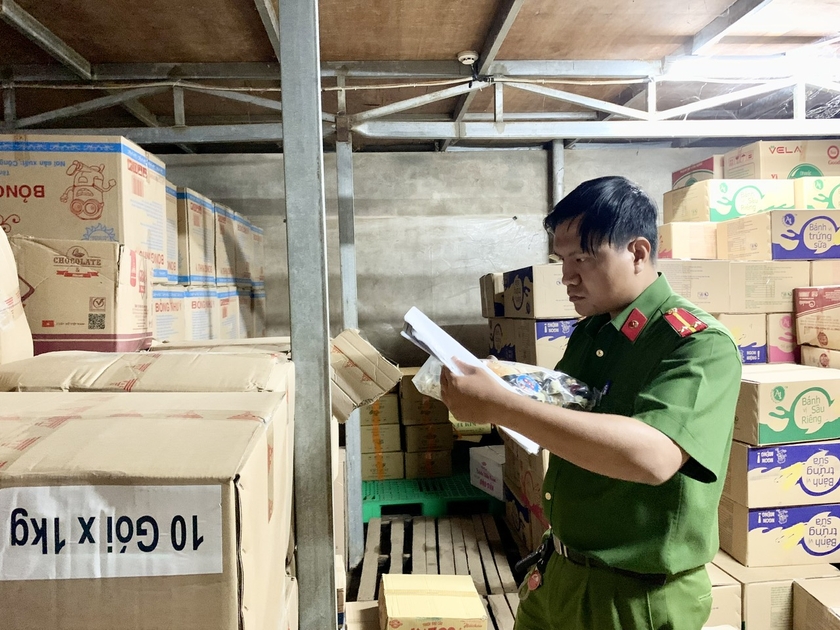 Đoàn kiểm tra tại Hộ kinh doanh tạp hóa, bánh, kẹo, nước giải khát (68 Nguyễn Bá Ngọc, phường Chi Lăng, TP. Pleiku). Ảnh: Như Nguyện