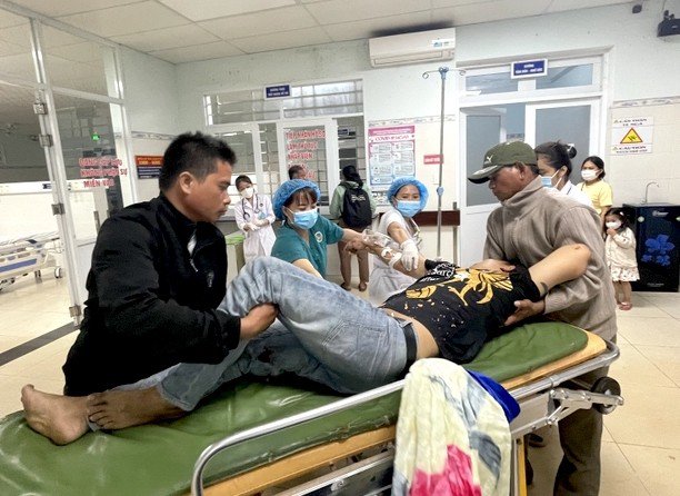 Bệnh viện Đa khoa tỉnh Gia Lai tiếp nhận nhiều trường hợp bị tai nạn do pháo hoa. 1