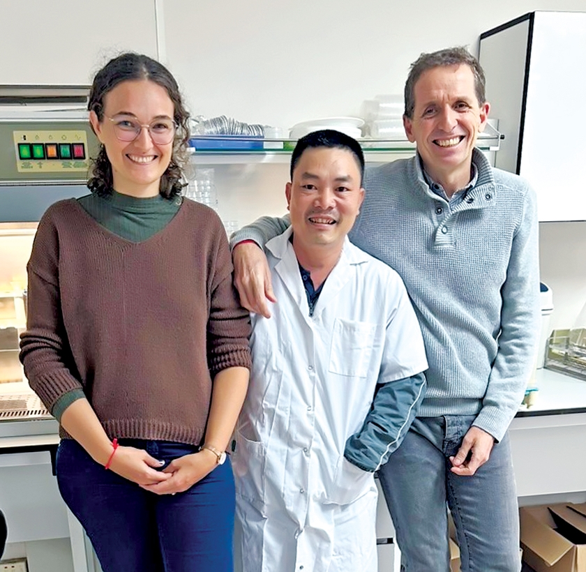Anh Nguyễn Văn Long (ở giữa) cùng 2 nghiên cứu sinh trong phòng thí nghiệm của mạng lưới nền tảng công nghệ sinh học vi sinh vật phổ biến tại Hà Nội (ảnh nhân vật cung cấp).