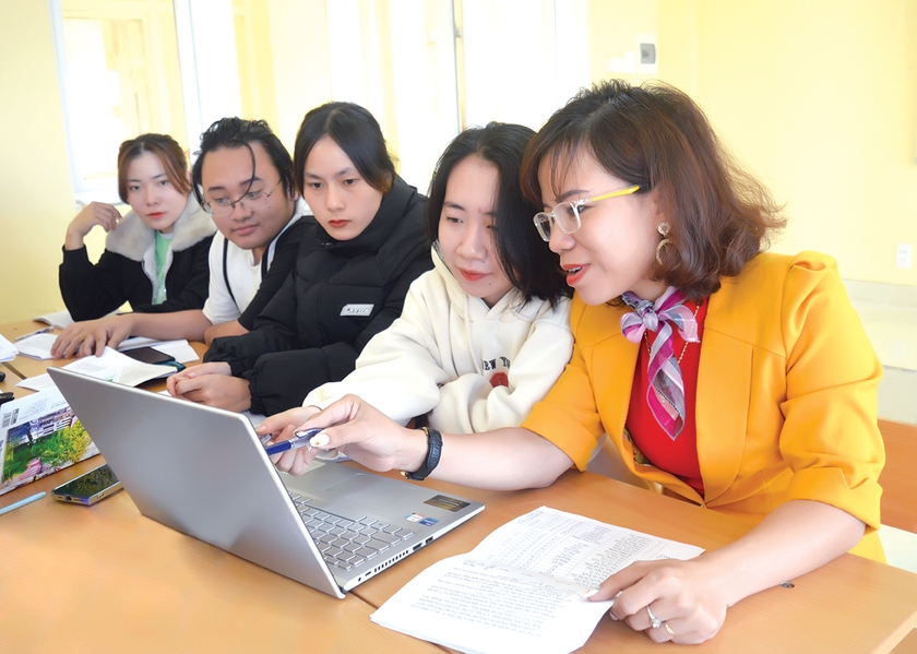 Chị Nguyễn Thị Cẩm Vân (bìa phải) giảng bài cho sinh viên. Ảnh: P.D