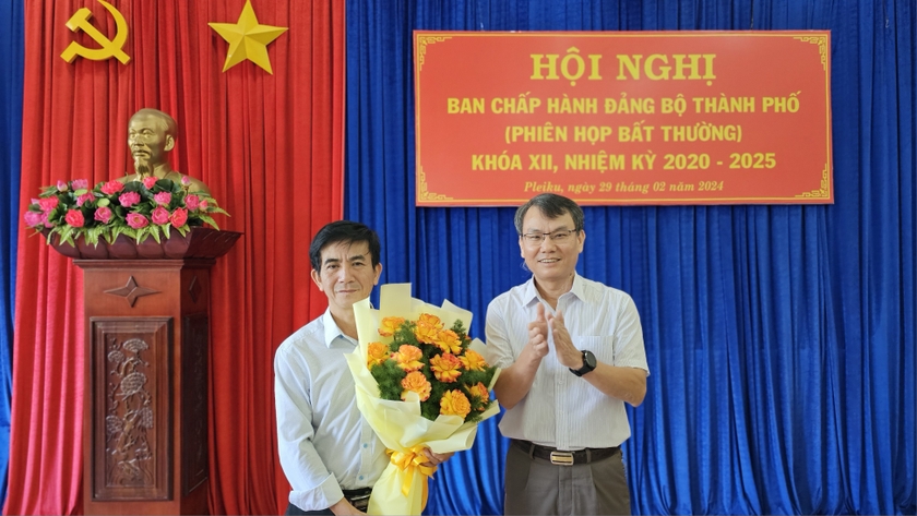 Bí thư Thành ủy Pleiku Trịnh Duy Thuân (bìa phải) tặng hoa chúc mừng đồng chí Võ Phúc Ánh được bầu bổ sung chức danh Phó Bí thư Thành ủy khóa XII, nhiệm kỳ 2020-2025. Ảnh: Bá Bính