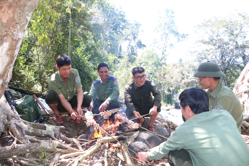 Một bữa cơm giữa rừng những ngày áp Tết của lực lượng thường trực bảo vệ rừng. Ảnh: Quang Tấn