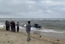 Chiếc tàu cá chở 8 người gặp nạn khi vào cửa biển Thuận An làm một người mất tích.