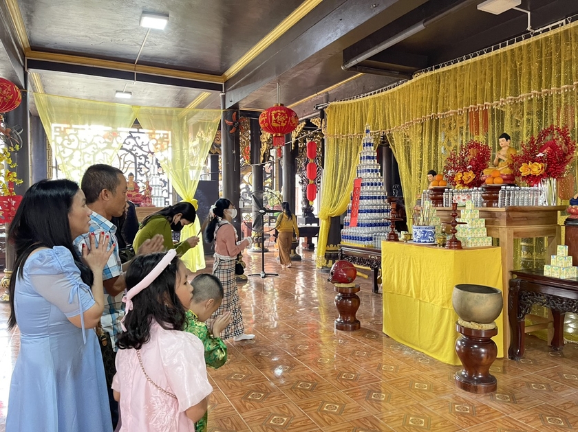 Rất đông người dân tập trung về chùa Bửu Tịnh (thị xã Ayun Pa) thắp hương lạy phật cầu may. Ảnh: Vũ Chi