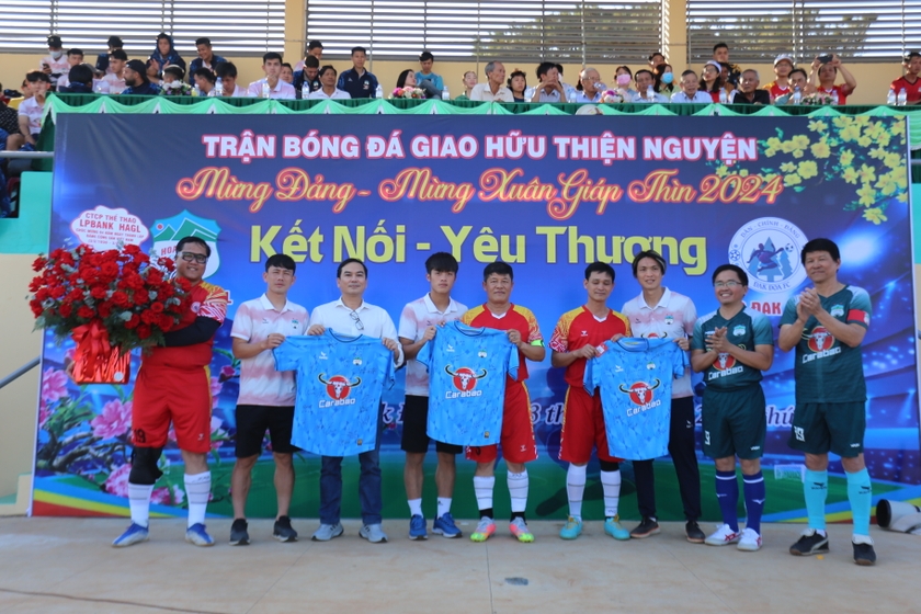 Đội bóng LPBank HAGL tặng áo cho lãnh đạo huyện Đak Đoa. Ảnh: Văn Ngọc