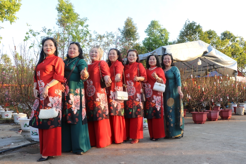 Bà Nguyễn Thị Thanh Vân (thứ 2 bên trái; tổ 5, phường An Bình, thị xã An Khê) diện áo dài cùng bạn bè lưu lại những khoảnh khắc đáng nhớ, trong bộ ảnh Tết 2024. Ảnh: Ngọc Minh
