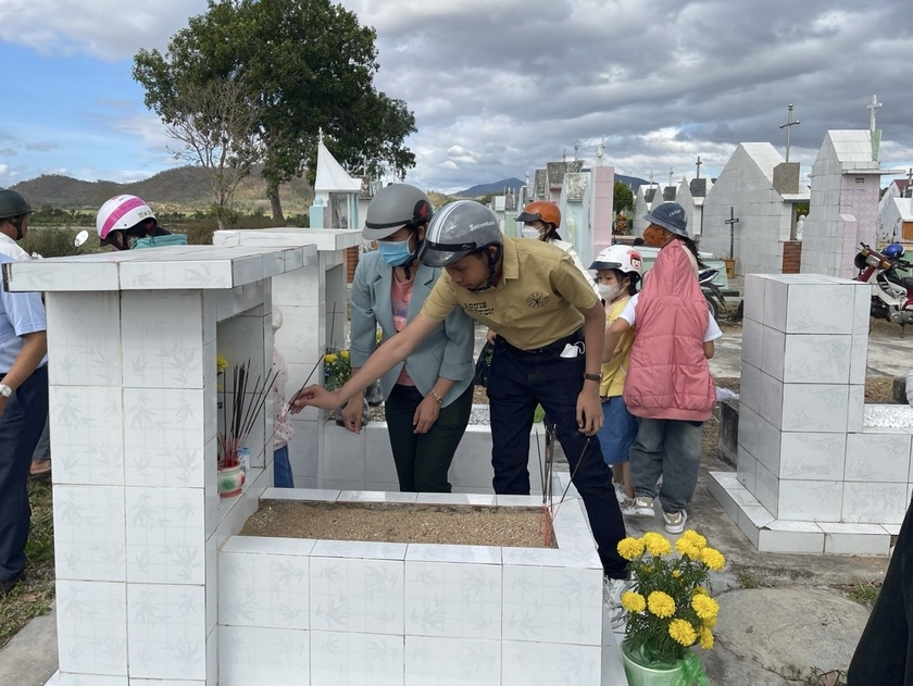 Gia đình bà Lê Thị Hồng (tổ 2, phường Đoàn Kết, thị xã Ayun Pa) tảo mộ thắp nén hương cho người thân. Ảnh: Vũ Chi