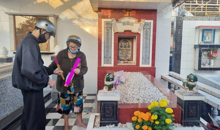 Gia đình bà Phan Thị Thừa (thôn 6, xã Trà Đa, TP. Pleiku) đã tranh thủ đến nghĩa trang để thắp nén hương lên mộ của cha, mẹ và người thân. Ảnh: Hà Phương