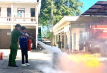 Học sinh Trường THCS Trần Phú (phường Trà Bá, TP. Pleiku) thực hành sử dụng bình chữa cháy xách tay để dập tắt đám cháy do rò rỉ khí gas. Ảnh: R&apos;Ô HOK