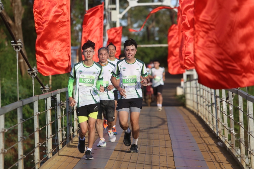 Các vận động viên vượt qua cầu treo Biển Hồ ở đường chạy tại giải Gia Lai City Trail 2023. Ảnh: Văn Ngọc
