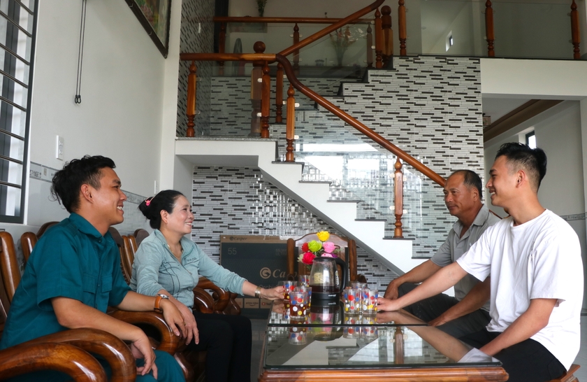 Từ Tấn Ngà (bìa phải) vui vẻ trò chuyện với bố mẹ và đại diện Ban chỉ huy Quân sự phường An Bình trước khi lên đường nhập ngũ. Ảnh: Ngọc Minh