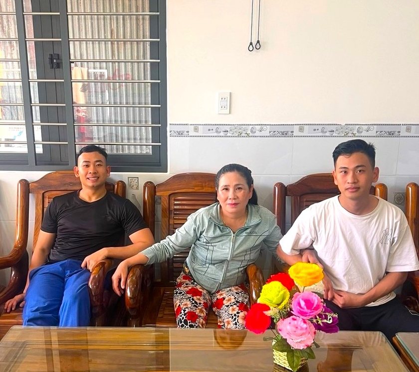 Bà Trần Thị Lang tự hào về 2 người con trai Từ Tấn Ngọc (bìa trái) và Từ Tấn Ngà đã viết đơn tình nguyện nhập ngũ: Ảnh: Ngọc Minh