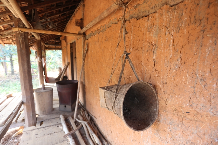 Những dụng cụ phục vụ lao động và sản xuất bị bỏ lại. Ảnh: Văn Ngọc