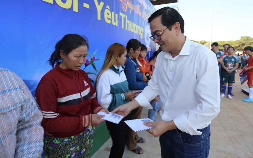 Số tiền quyên góp từ trận đấu đã được chuyển đến người nghèo của huyện Đak Đoa. Ảnh: Văn Ngọc
