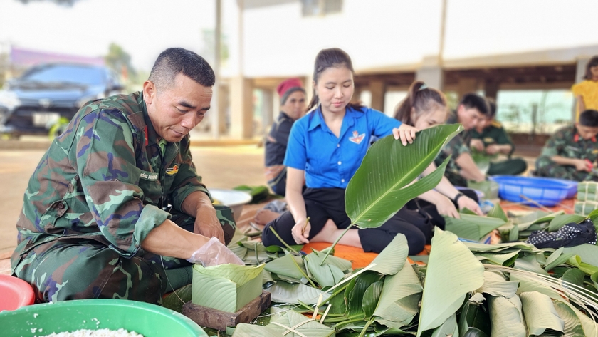 Cán bộ, chiến sĩ Ban Chỉ huy Quân sự TP. Pleiku tham gia "Ngày hội bánh chưng xanh" tại làng Thông Yố. Ảnh: P.D