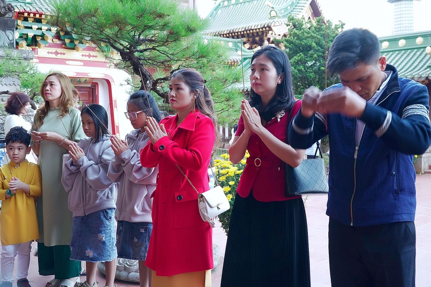 Rất đông người dân đến chùa Minh Thành để cầu bình an, hái lộc đầu năm. Ảnh: Đức Thụy