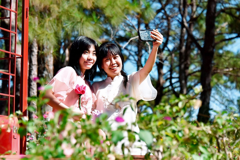 Chị Nguyễn Thị Thủy (bên phải) chụp ảnh cùng bạn tại thắng cảnh Biển Hồ. Ảnh: Đức Thụy